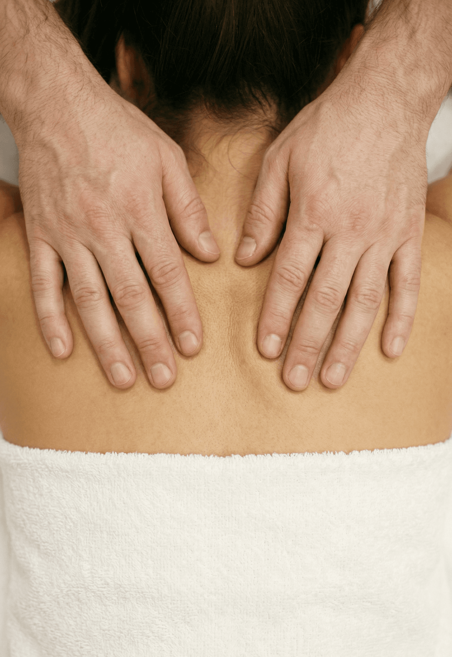 Pessoa recebendo massagens